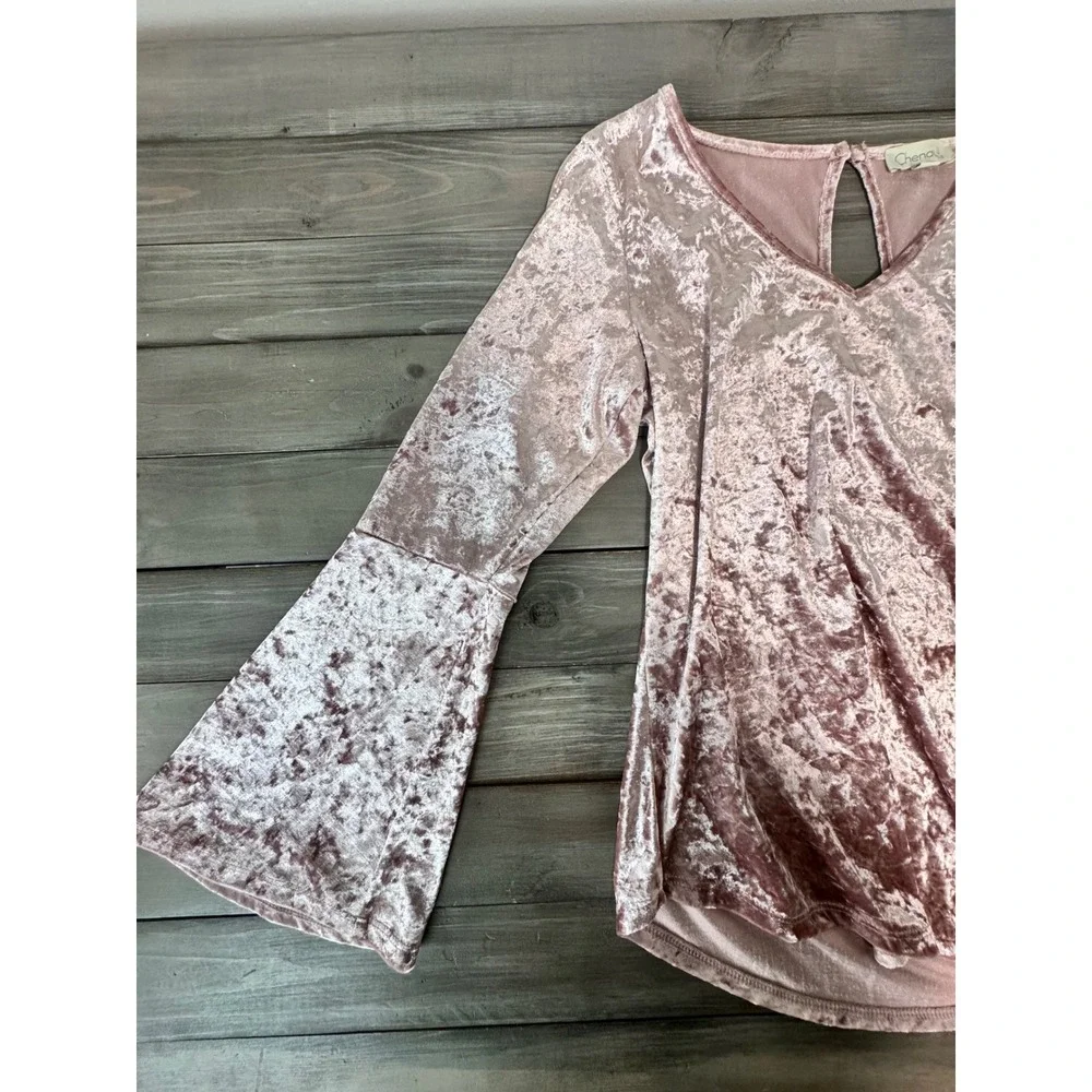 Chenault Pink Crushed Velvet Bell Sleeve Top V-Neck Keyhole‎ Top Size PM - Picture 5 of 10